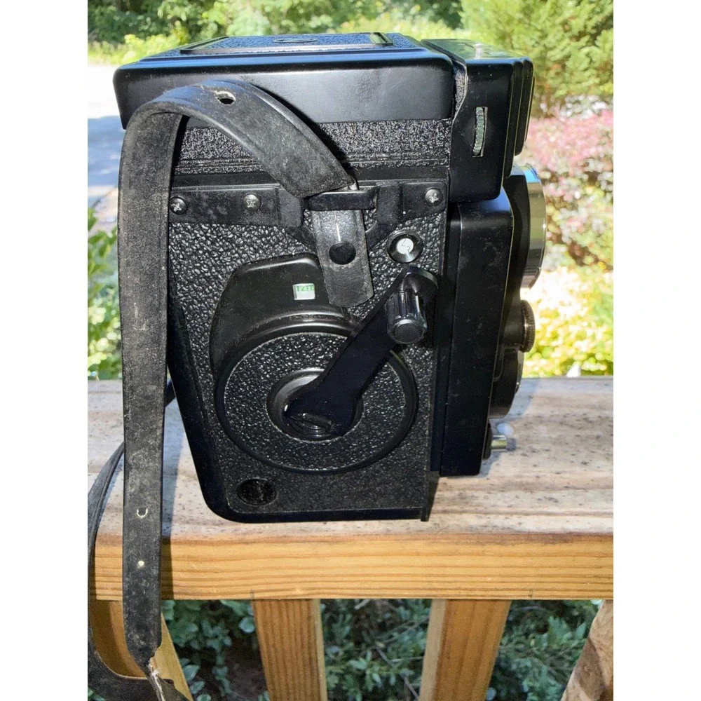 Yashica Mat-124 G TLR Medium Format Film Camera Yashinon 80mm f3.5 Lens Japan
